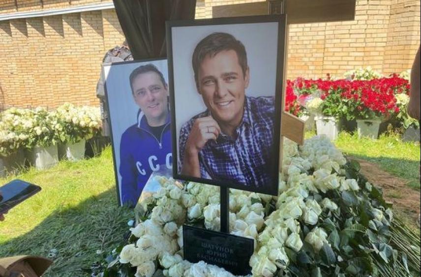 Поклонники Шатунова осудили его вдову за прозрачную юбку на похоронах