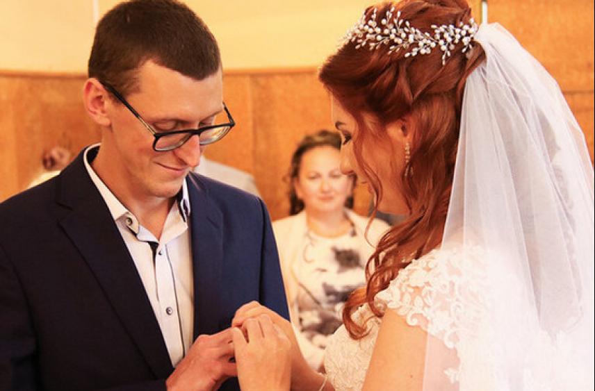 В освобожденном Володарском сыграли первую свадьбу