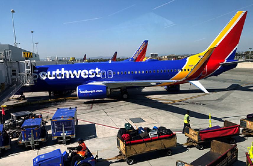 Пассажир самолета анонимно разослал порно со своим участием и был разоблачен