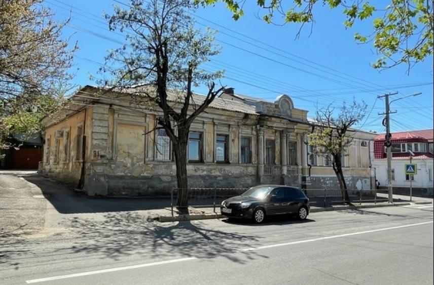 Главу крымского села наказали за поселение сироты в аварийный дом