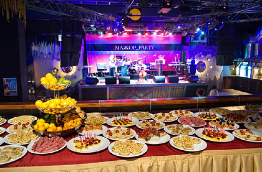 В России прокомментировали возможность наказания за вынос еды со шведского стола