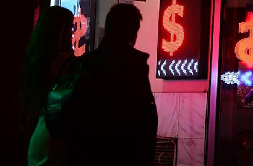 Курс доллара упал ниже 52 рублей