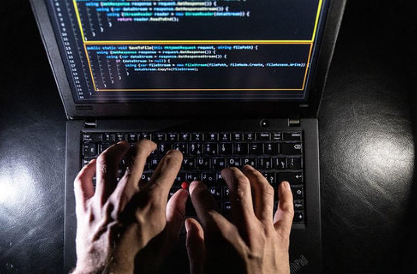 Роскомнадзор заявил о гибридной войне против России, включающей в себя кибератаки