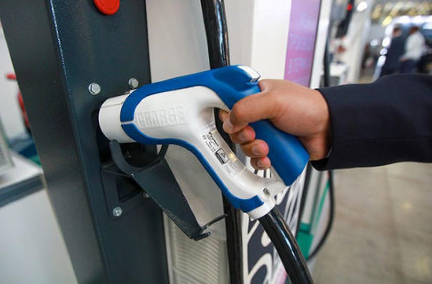 Минтранс предложил ввести льготы для владельцев электрокаров и гибридных авто