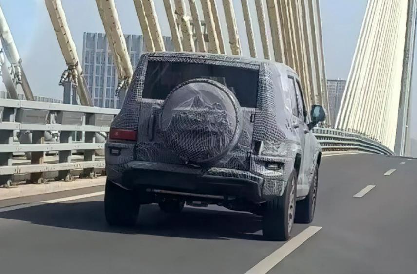 Брутальный внедорожник Tank 700, который ждут в России, засняли на дороге