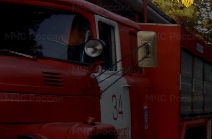 В ночном пожаре двухквартирного дома под Калугой пострадал человек