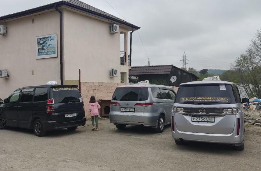 Президентам США и Казахстана запретили пользоваться такси в Абхазии