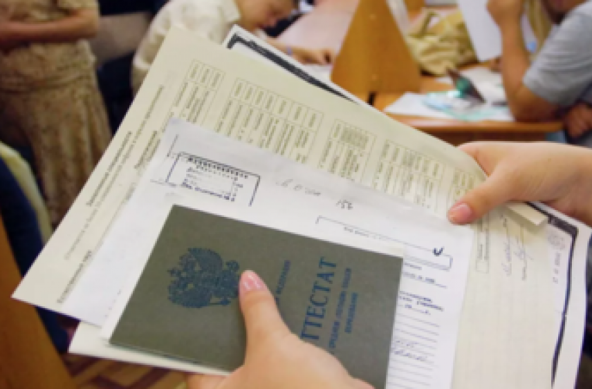 Выпускникам школ в Мелитополе вручили первые аттестаты российского образца