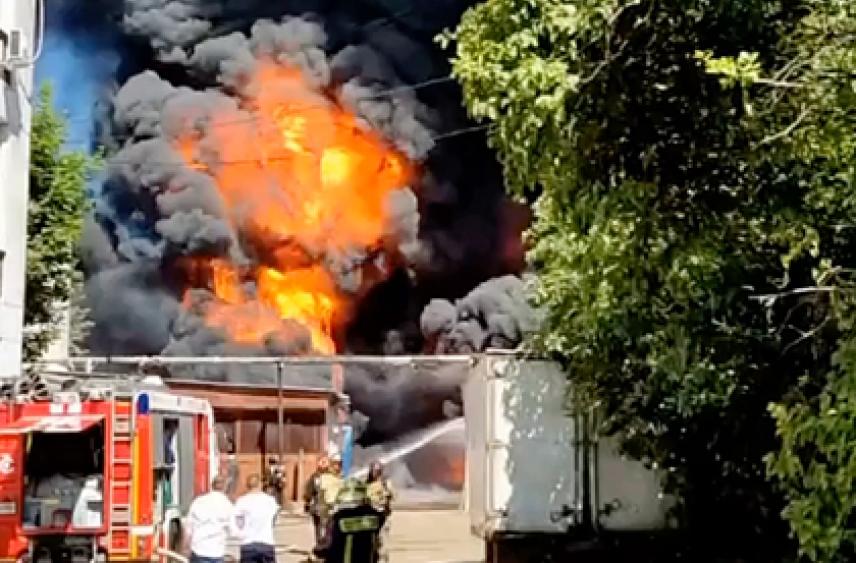Затянутый черным дымом от пожара московский двор сняли на видео