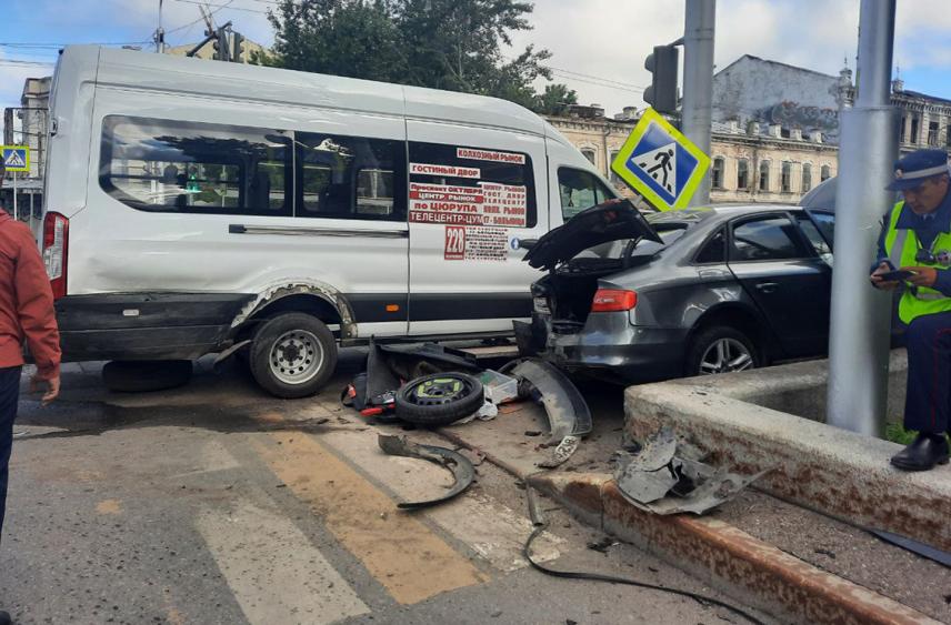 В Уфе в аварии с микроавтобусом пострадали восемь человек