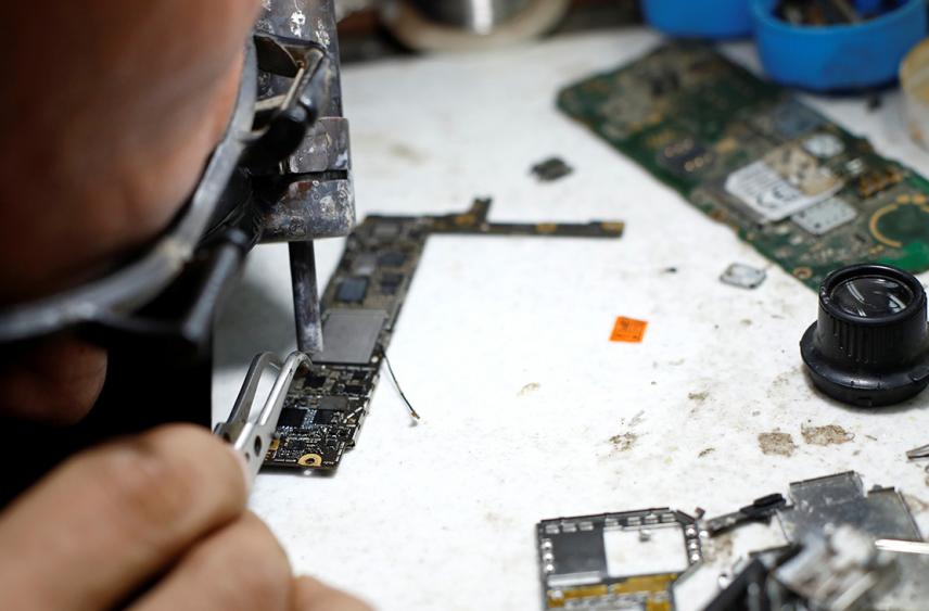 «Коммерсантъ» узнал об использовании запчастей новых гаджетов для ремонта