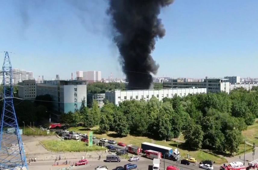 На юге Москвы загорелись ангары