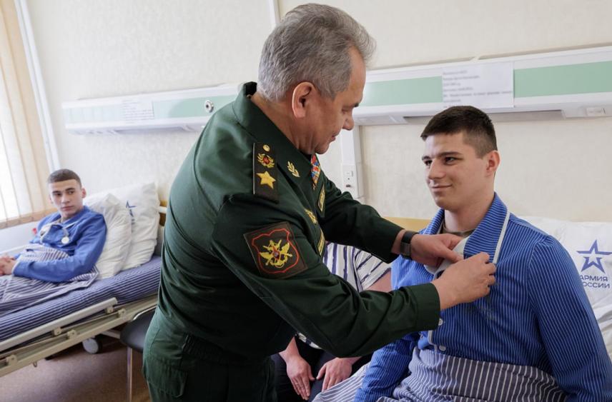 Шойгу вручил звезды Героя России раненым участникам спецоперации