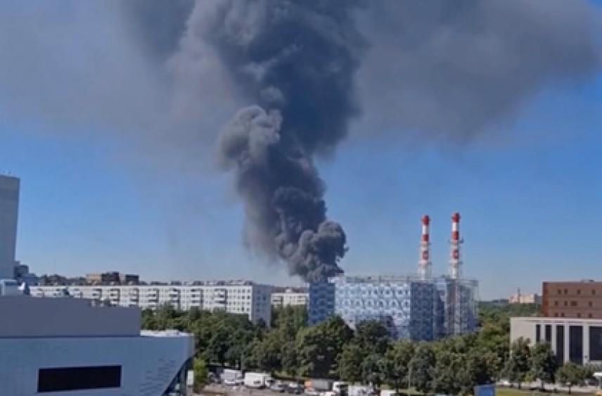 Площадь пожара на юге Москвы увеличилась