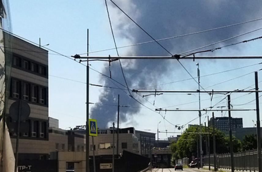 Поджог назвали вероятной причиной мощного пожара на юге Москвы