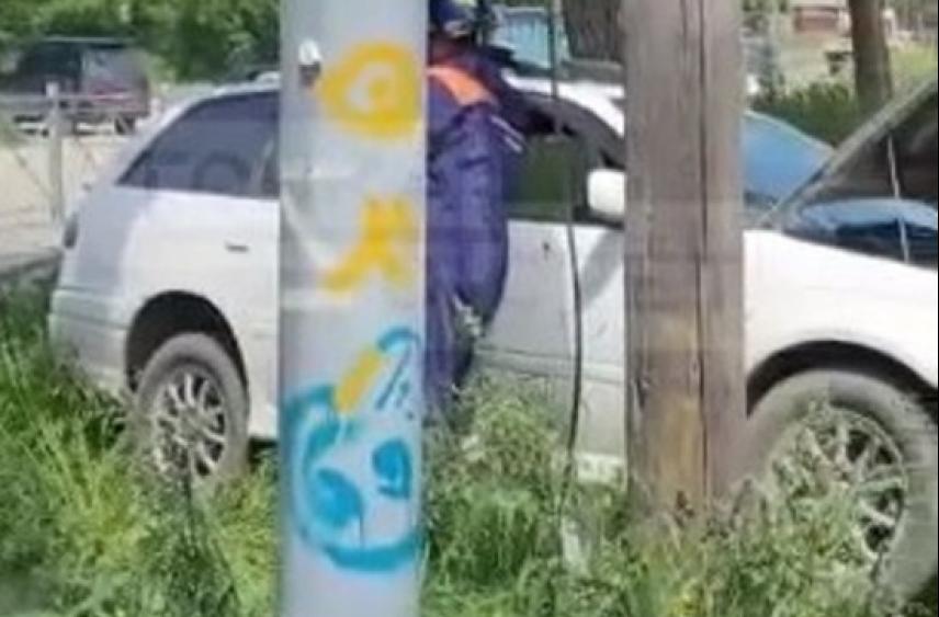 Пьяный водитель Toyota Caldina врезался в забор школы в Южно-Сахалинске