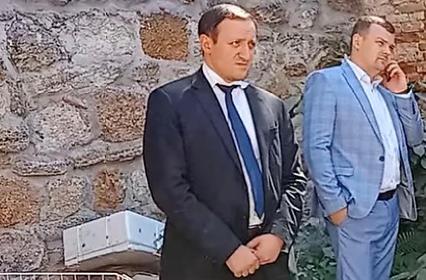 Генпрокуратуру попросили проверить вырвавшего у журналиста телефон чиновника