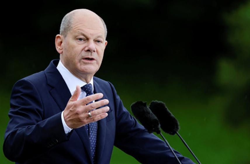 Шольц посмеялся после вопроса о безопасности Украины