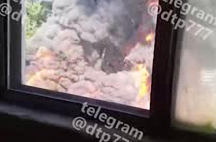 Мощный пожар на юге Москвы сняли из окон ближайшего здания