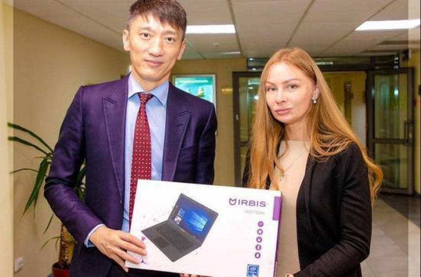 Благотворитель подарил ноутбук и микроволновку семьям на Сахалине