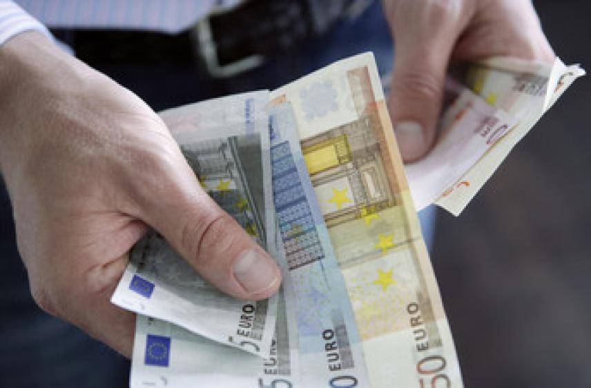 Курс евро на Мосбирже упал ниже 53 рублей