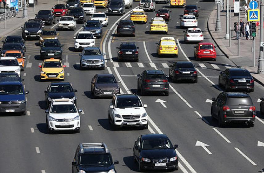 В Госдуме разрешили конфисковывать автомобили за выброшенный из машины мусор