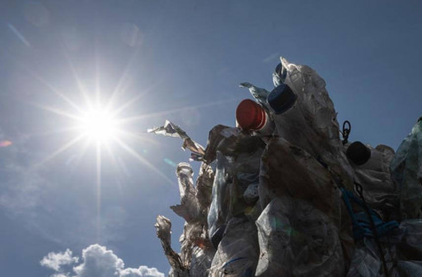 В Госдуме предложили запретить продажу пластиковых пакетов и посуды на Байкале