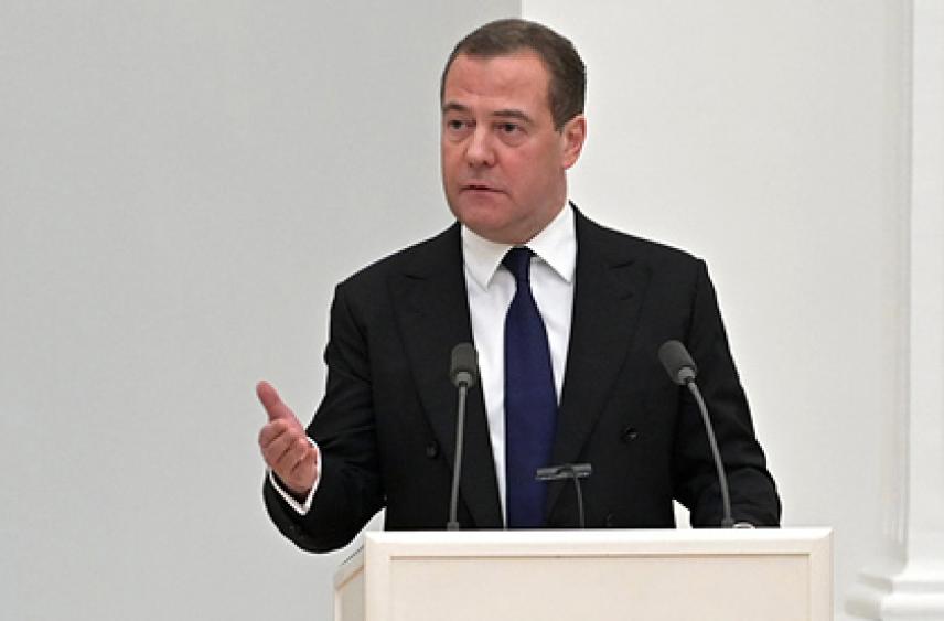Медведев призвал подготовиться к длительным санкциями против России