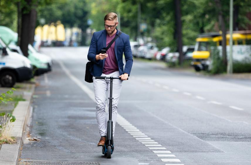 В Совфеде предложили ввести транспортный налог на самокаты