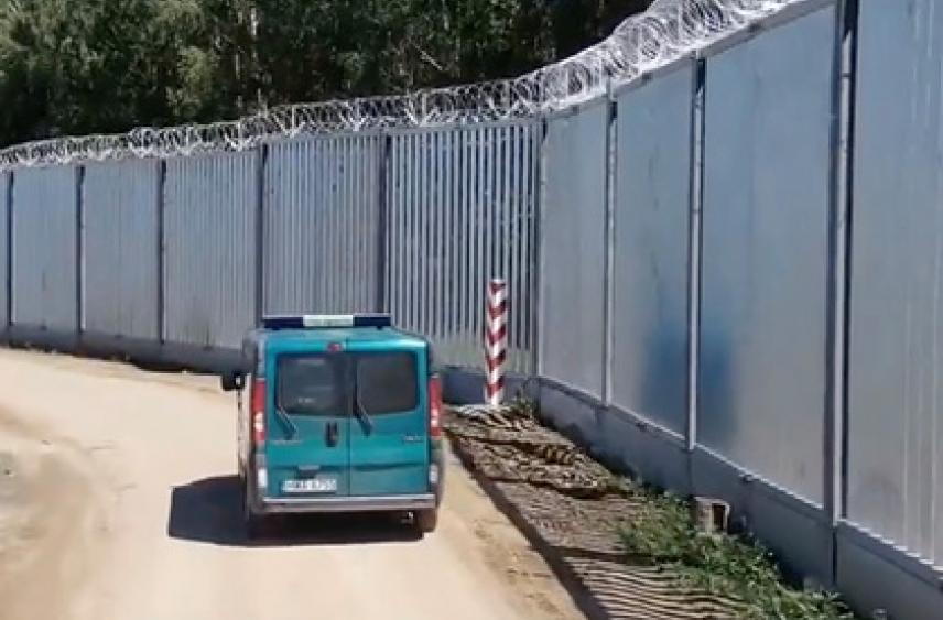 Польша построила пятиметровую стену на границе с Белоруссией