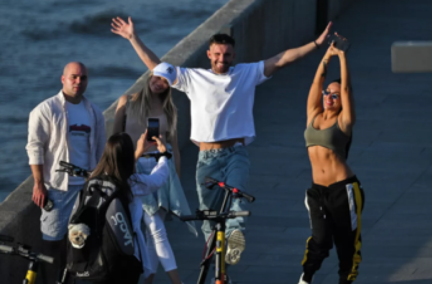 Опрос: самые счастливые люди живут в Петербурге, Москве и Владивостоке