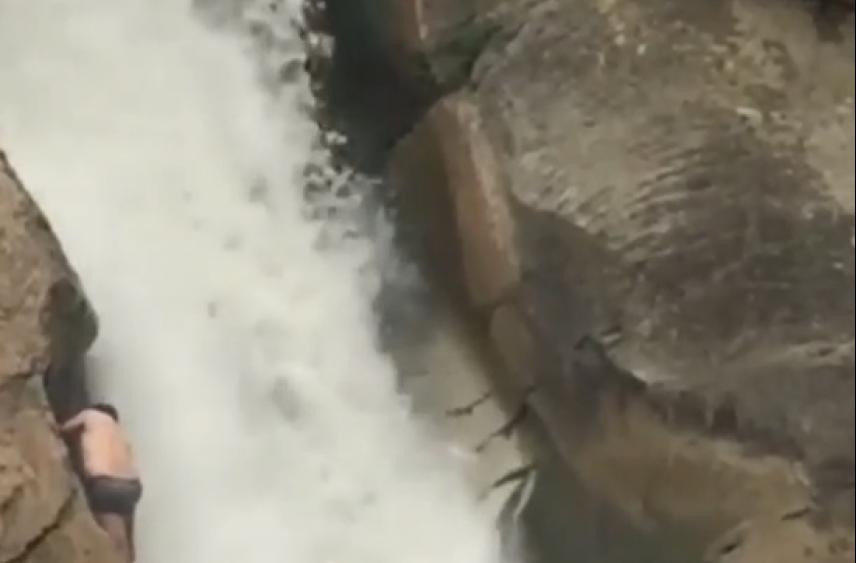 В Дагестане турист упал в водопад