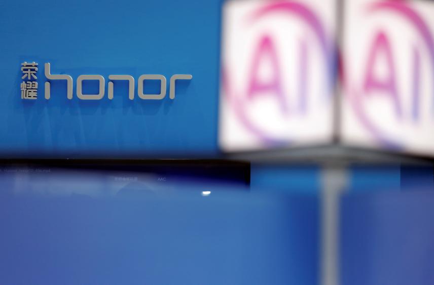 «Ведомости» узнали о прекращении поставок смартфонов Honor в Россию