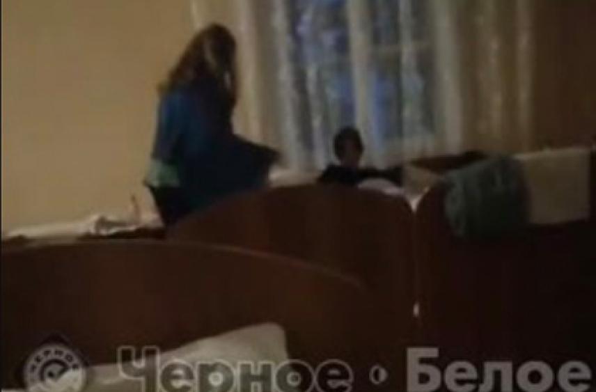 В российском лагере воспитательница избила ребенка и попала на видео