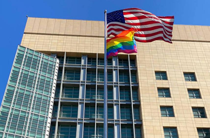 Посольство США в Москве вывесило радужный флаг