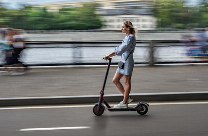 В ГИБДД пообещали разобраться с правилами пользования электросамокатами