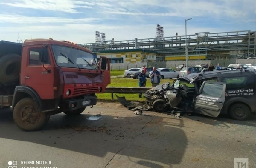 Вышедший на встречку КАМАЗ в Нижнекамске вмял легковушку в отбойник
