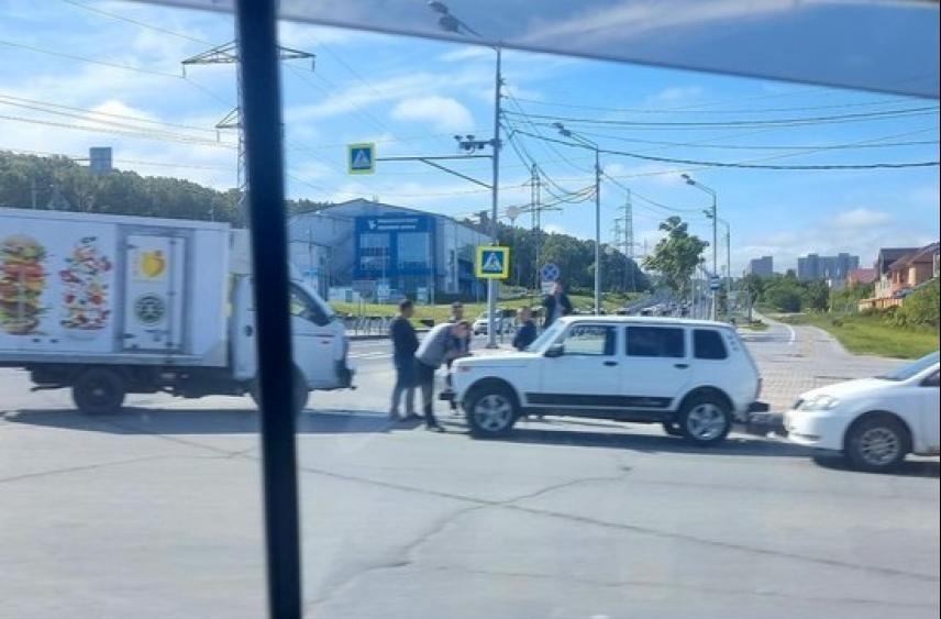 Мужчина пострадал в ДТП с внедорожником и грузовиком в Южно-Сахалинске