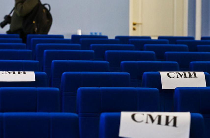 Госдума приняла в третьем чтении закон о закрытии СМИ за фейки без суда