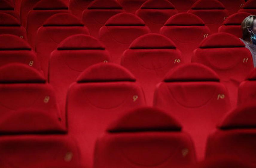 Число работающих кинозалов в России сократилось на треть