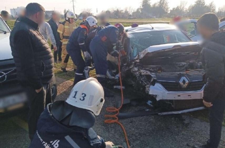 Водитель иномарки влетел в опору ЛЭП на трассе в Ростовской области