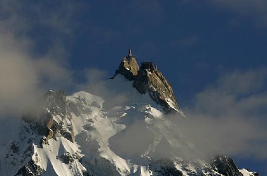 Шестеро человек оказались погребены под снегом из-за лавины на горнолыжном курорте