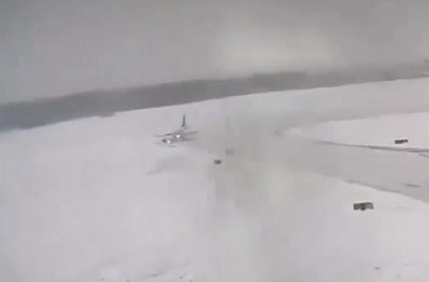 Самолет выкатился за пределы взлетно-посадочной полосы из-за заноса в аэропорту Европы