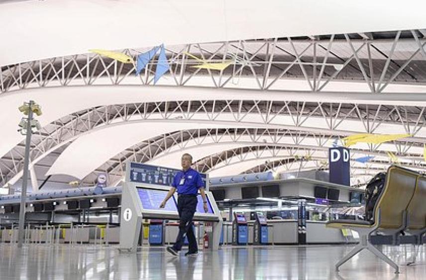 Турист сорвался с ограждения в аэропорту, потерял сознание после падения и не выжил