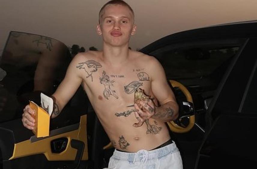 Живущий в Дубае блогер Милохин заявил о работе доставщиком еды