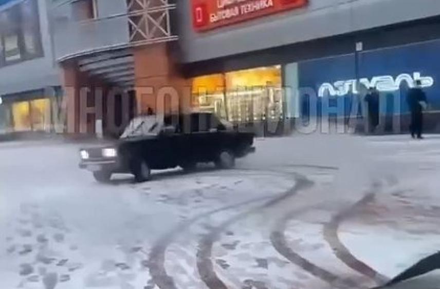 В России «крутившего пятаки» на тонированных «Жигулях» на тротуаре мигранта сняли на видео