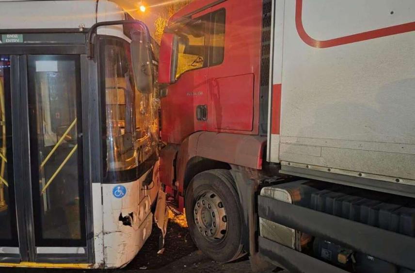 Массовое ДТП с автобусом в Воронеже: общественный транспорт протаранил семь автомобилей