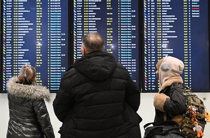 Семья россиян с детьми застряла в аэропорту Москвы из-за задержки рейса почти на сутки