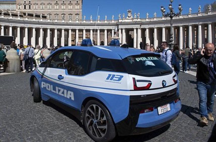 Изнасилованная мигрантами на глазах жениха в Европе девушка рассказала о случившемся