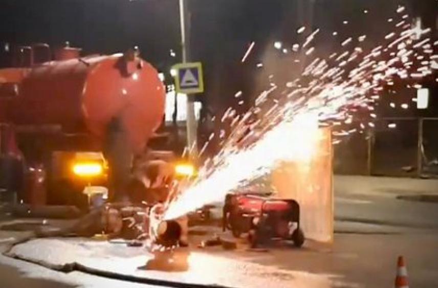 В российском городе коммунальщики устроили на дороге фаер-шоу